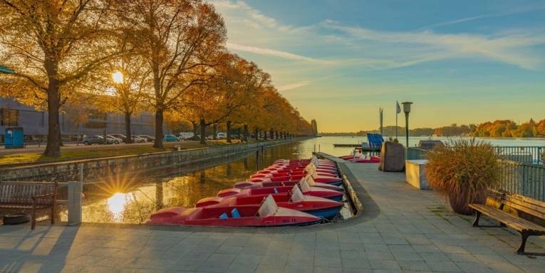 Maschsee mit Tretbooten am Nordufer